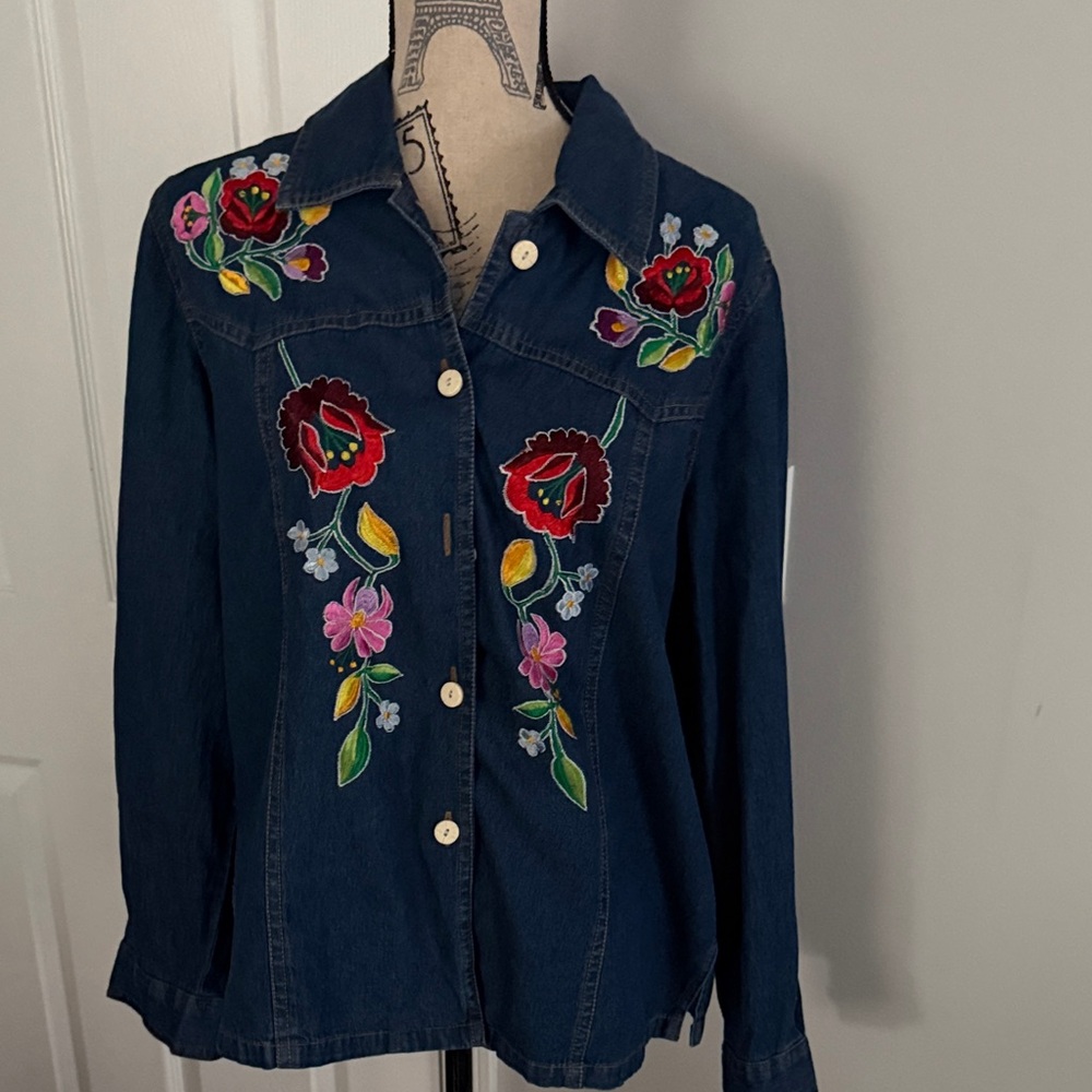Indigo Moon Floral Embroidered
Denim Button Down Long Sleeve Shirt Sz-M